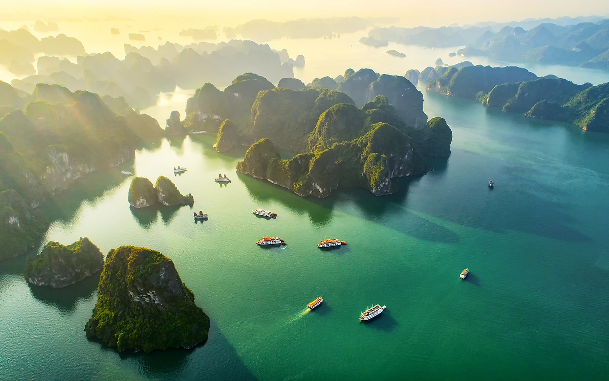 Vue aérienne village de pêcheurs flottant et île rocheuse, baie d’Halong