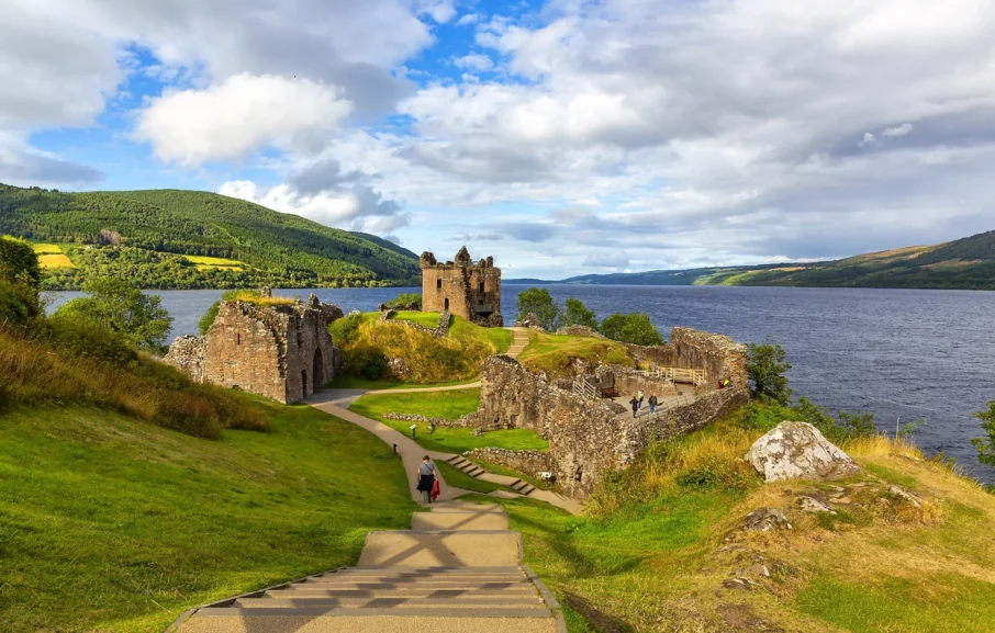 Ruines du château d’Urquhart le long du Loch Ness, Écosse