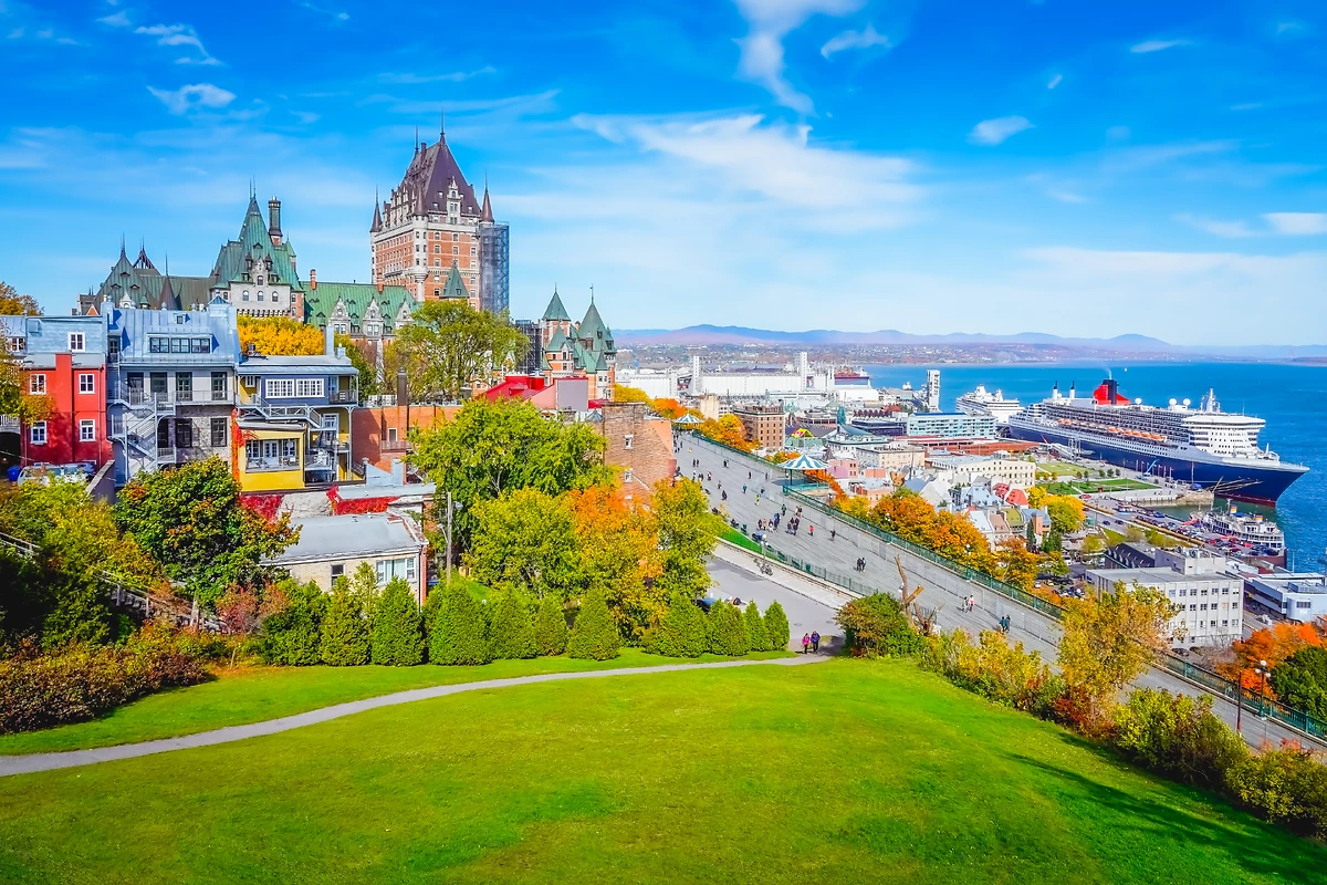 Vue sur la ligne d’horizon du Vieux-Québec avec l’emblématique Château Frontenac et la terrasse Dufferin contre le fleuve Saint-Laurent, Canada