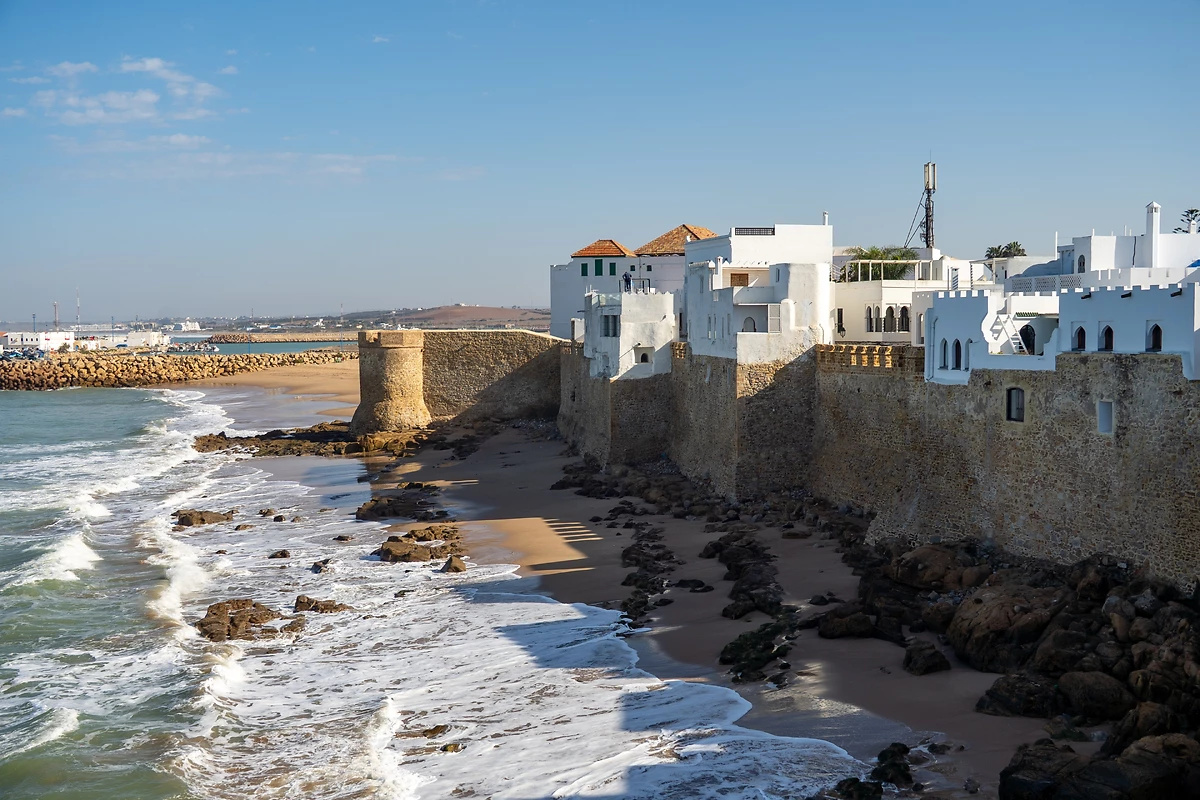 Médina à l’intérieur du mur de fortification côtier au-dessus de la plage à Asilah
