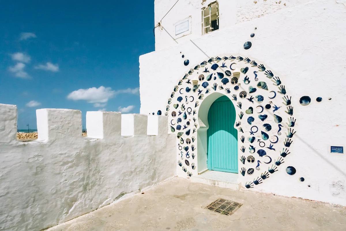 Porte emblématique décorée d’Asilah